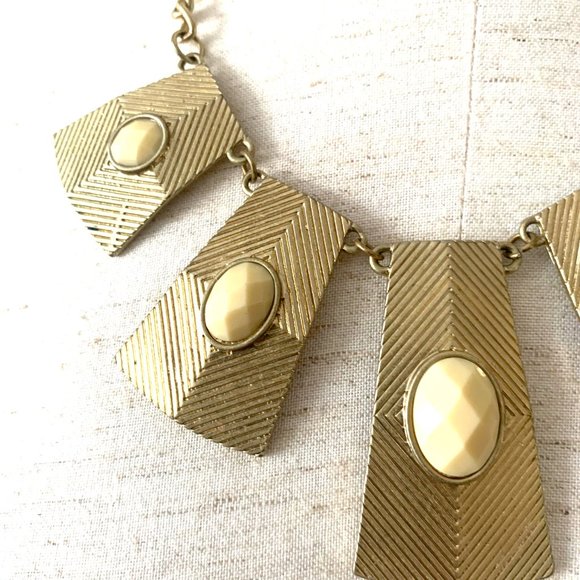 Gold tone statement necklace - Picture 2 of 4